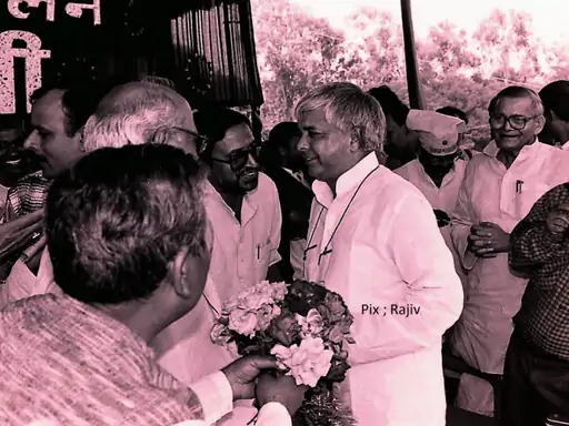 लालू यादव लगातार दो बार बिहार के मुख्यमंत्री रहे। 1997 में चारा घोटाला में नाम आने के बाद उनको इस्तीफा देना पड़ा था।