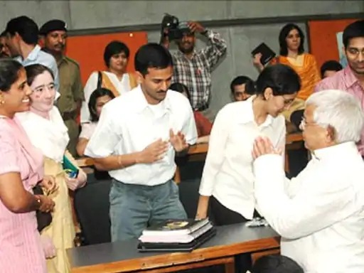 तस्वीर 2006 की है, जब लालू यादव IIM अहमदाबाद में लेक्चर देने गए थे। तब उन्होंने रेलवे में अपने काम को लेकर खूब वाहवाही बटोरी थी।