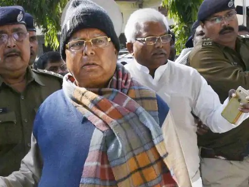 तस्वीर 2018 की है जब CBI की स्पेशल कोर्ट ने चारा घोटाला मामले में लालू यादव को तीन साल पांच महीने की जेल की सजा सुनाई थी।