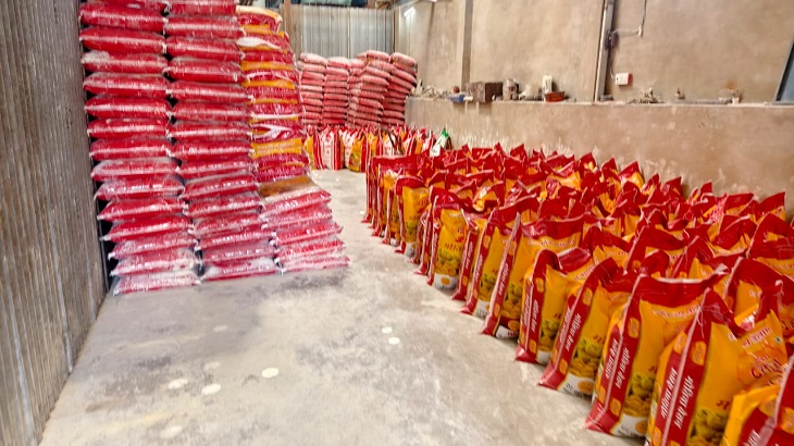 फैक्ट्री में भरी मिली मिलावटी बेसन के कट्टे।