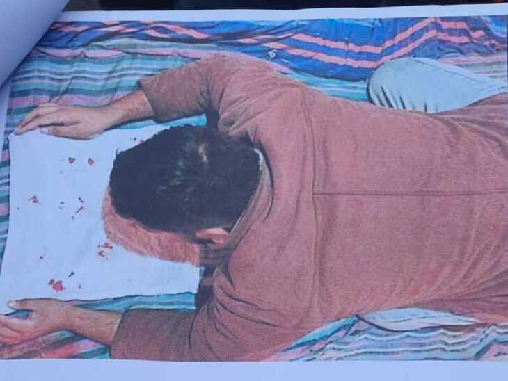 युवराज के पिता की ओर से एसपी को दिखाया गया यह फोटो। इस फोटो में दिख रहा है कि युवराज को फर्श पर उल्टा लिटाकर मारपीट की गई है।