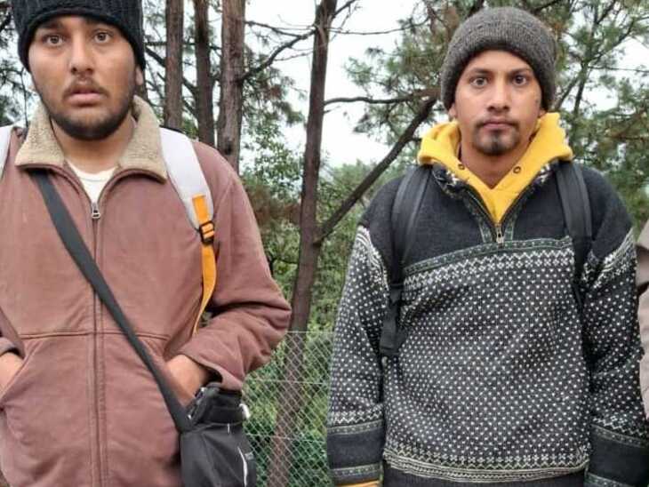 कैथल का युवक युवराज (बाएं) पंजाब के दूसरे युवक के साथ। यह फोटो डंकी रूट से अमेरिका जाते वक्त की है, जिसे डोंकर ने उनके परिजनों को भेजा है।