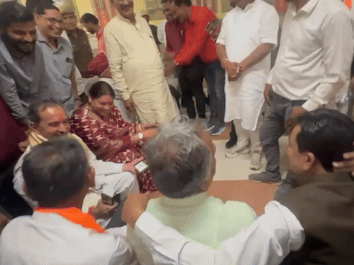 कांग्रेस विधायक से मुलाकत के दौरान राठौड़ मोबाइल पर भारत न्यूजीलैंड का मैच देखते हुए दिखाई दिए।