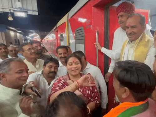 सिरोही दौरे के बाद मदन राठौड़ ट्रेन से दिल्ली के रवाना हो गए।