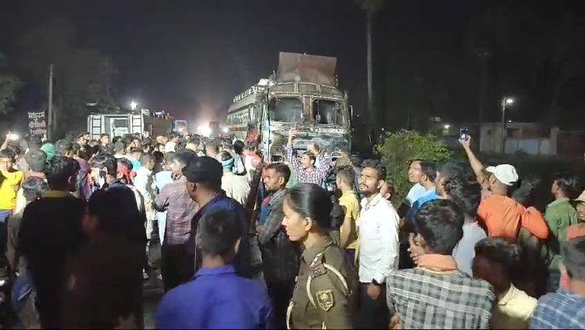 मौके पर जुटी भीड़।