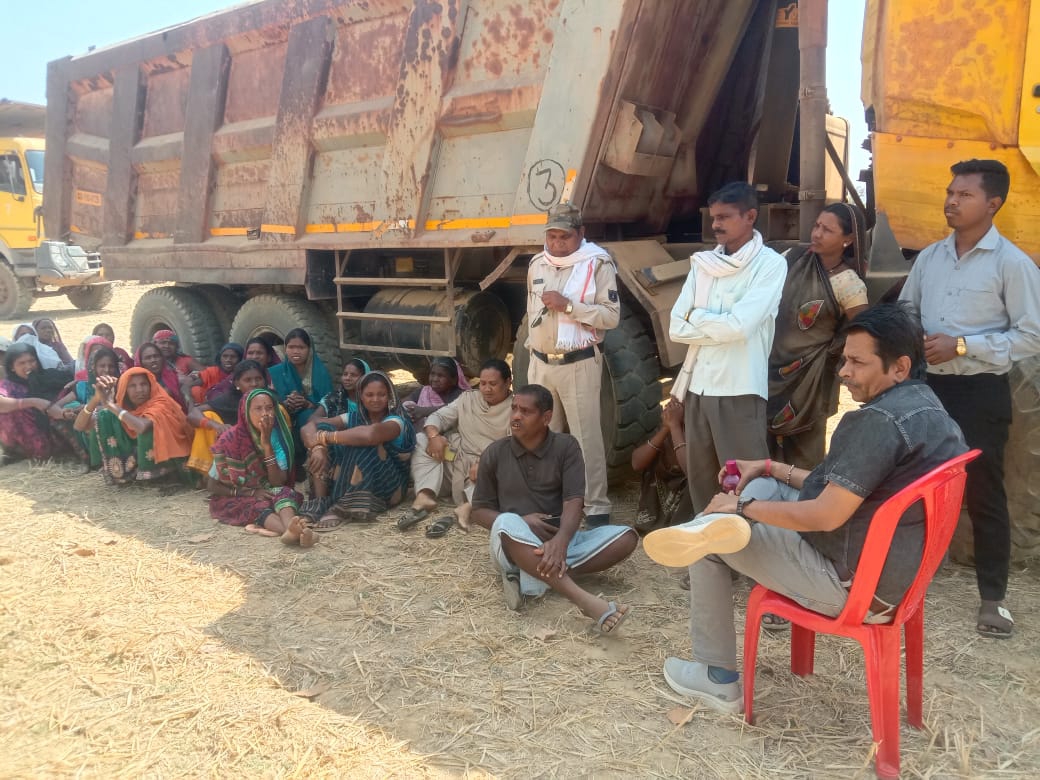 ग्रामीणों ने बसाहट और रोजगार की मांग को लेकर प्रदर्शन किया