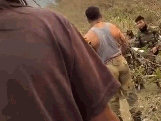खाई से घायलों को निकालते हुए BSF के अन्य जवान।