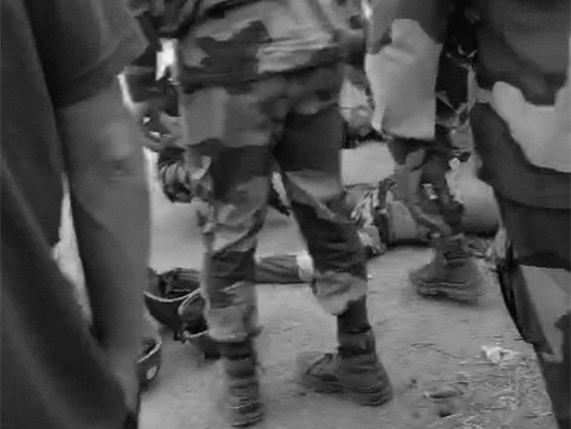 घायल जवान को CPR देता BSF का एक अन्य जवान।