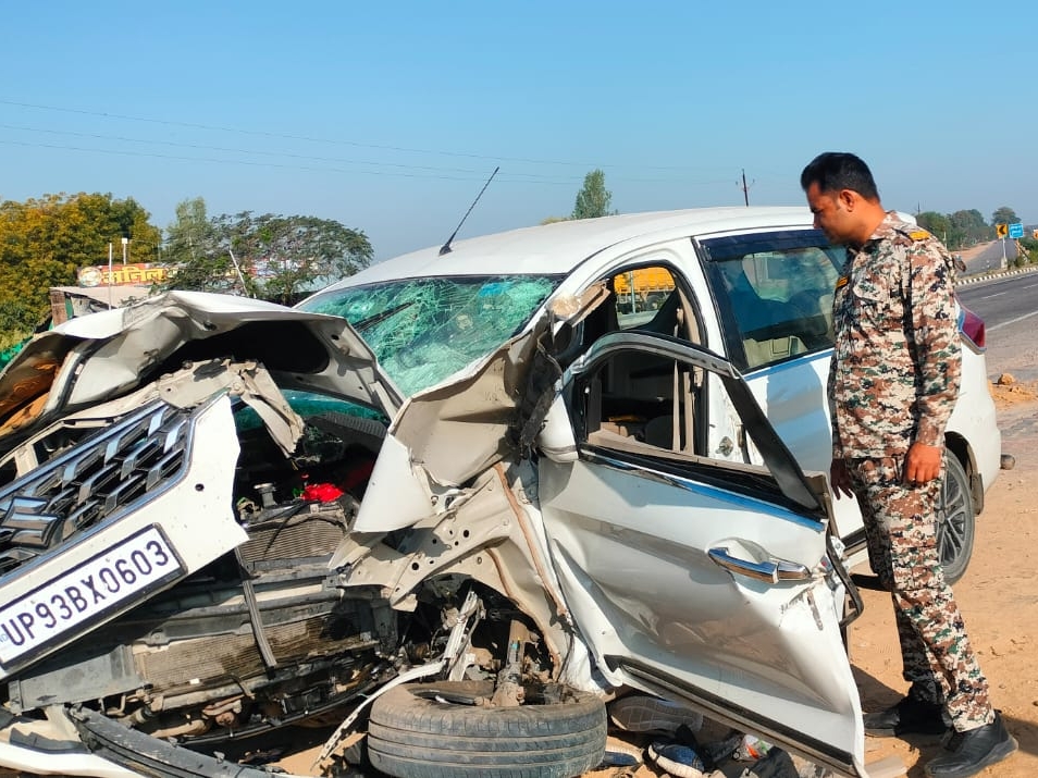 The car of devotees returning from Khatu Shyam overturned