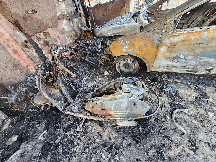 आग से कार व चार दो पहिया वाहन जलकर खाक