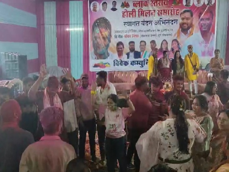 होली के गानों ने नाचते विधायक देवेंद्र यादव - Dainik Bhaskar