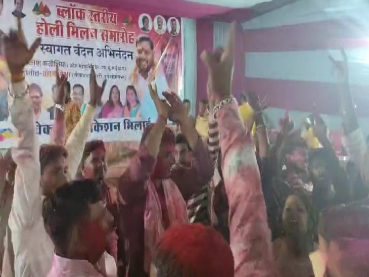 समर्थकों के साथ काफी देर तक किया डांस