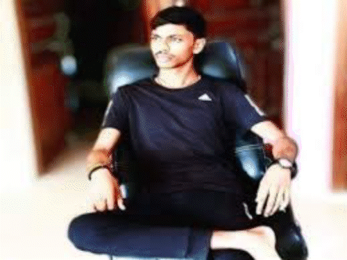 यह तस्वीर रायपुर सेंट्रल जेल के बाहर की है, जहां से कल (सोमवार) ही झारखंड पुलिस अमन साहू (साव) को लेकर रवाना हुई थी। - Dainik Bhaskar