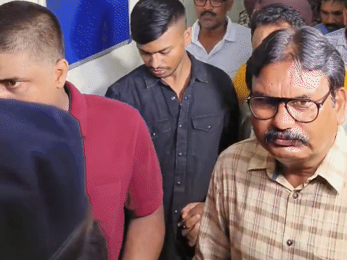 पहली बार जब रायपुर में गैंगस्टर अमन को पेश किया गया था।