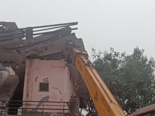 नशा तस्करों के घरों पर बुलडोजर कार्रवाई करते हुए पुलिस व प्रशसन।
