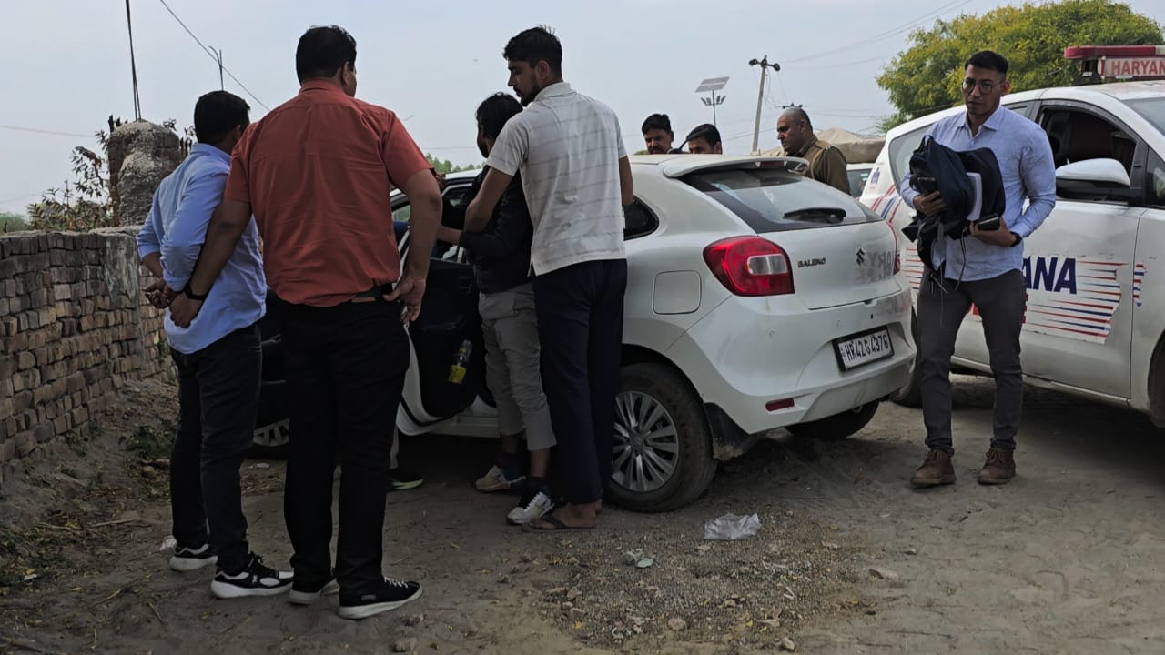 पुगथला स्कूल के सामने कार पर छापेमारी के दौरान नकल गिरोह को पकड़ती बोर्ड की टीम