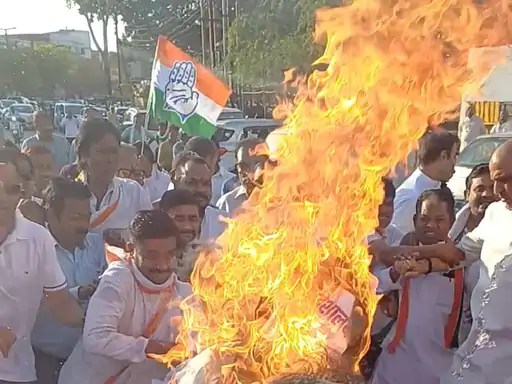 रायपुर में कांग्रेसियों ने ED का पुतला दहन किया।