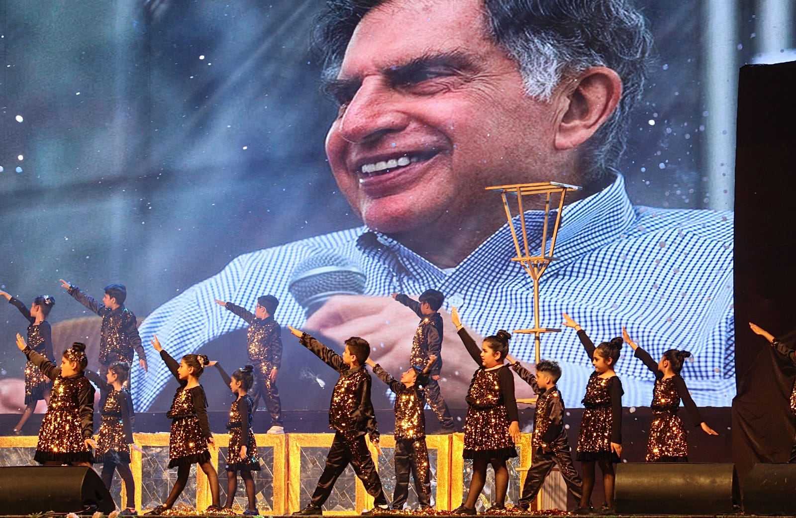 वार्षिकोत्सव में भारत के दो महान व्यक्तित्वों - उद्योगपति रतन टाटा और पर्वतारोही अरुणिमा सिन्हा को विशेष श्रद्धांजलि अर्पित की गई।