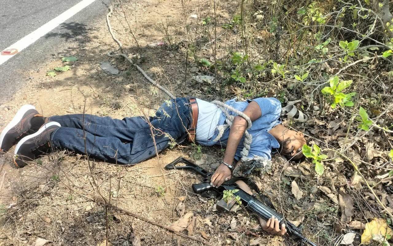 तस्वीर एनकाउंटर के बाद की है, जहां अमन साव के हाथ में हथियार भी दिख रहा है।