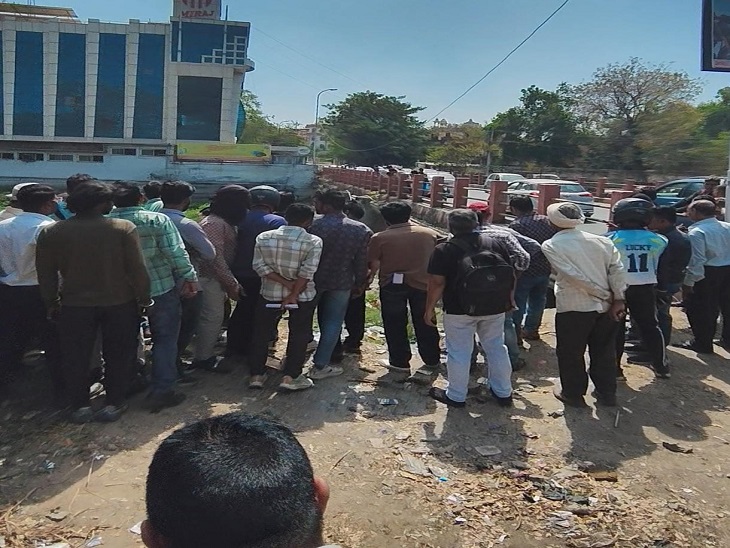 घटना का पता लगने पर पुलिया पर लोगों की भारी भीड़ जमा हो गई। इससे ट्रेफिक जाम हो गया।