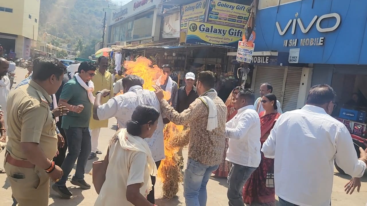 कोंडागांव में कांग्रेस कार्यकर्ताओं ने ED का पुतला दहन किया।