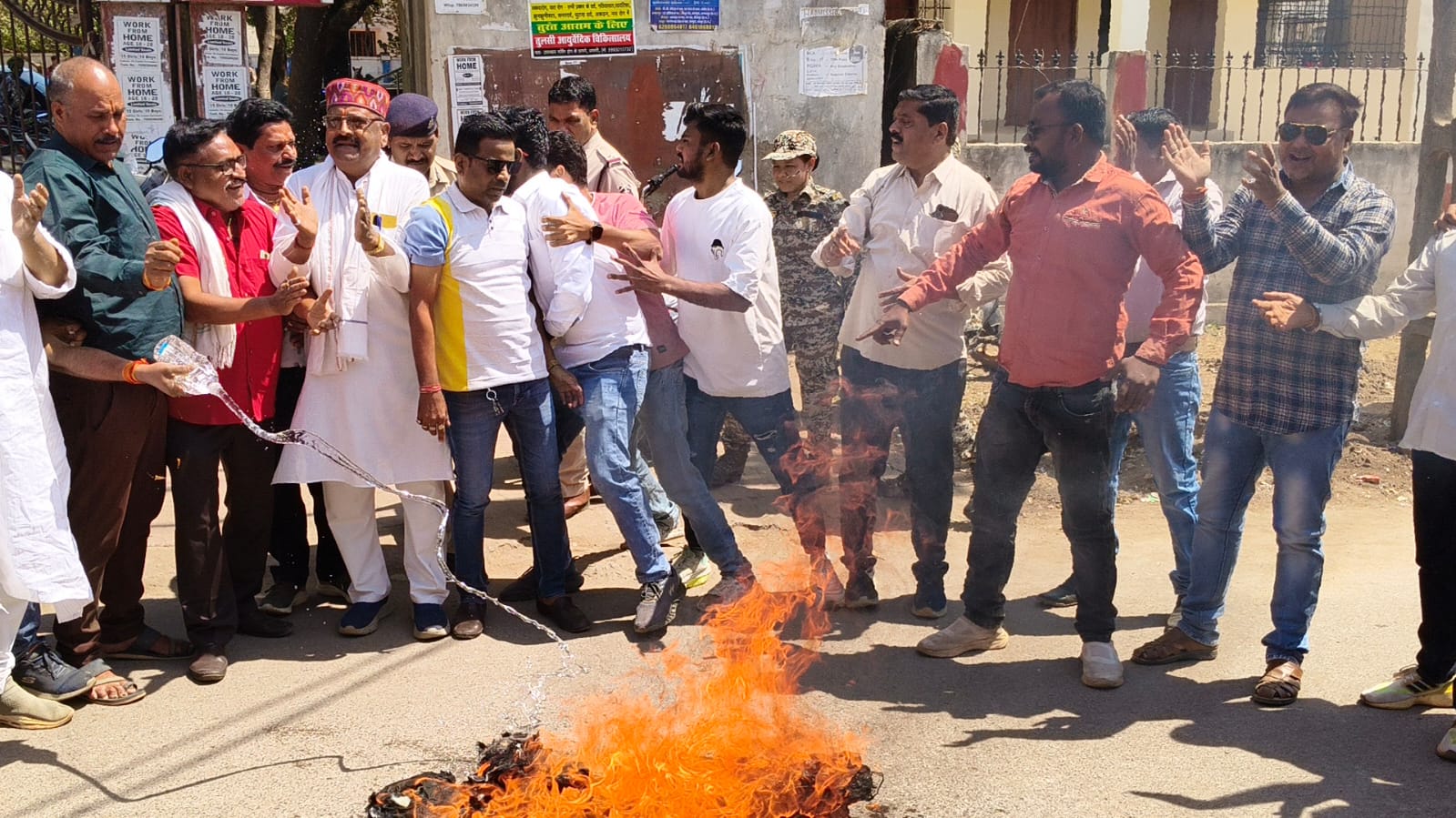 धमतरी में भी कांग्रेसियों ने पुतला दहन कर ED की कार्रवाई का विरोध जताया।