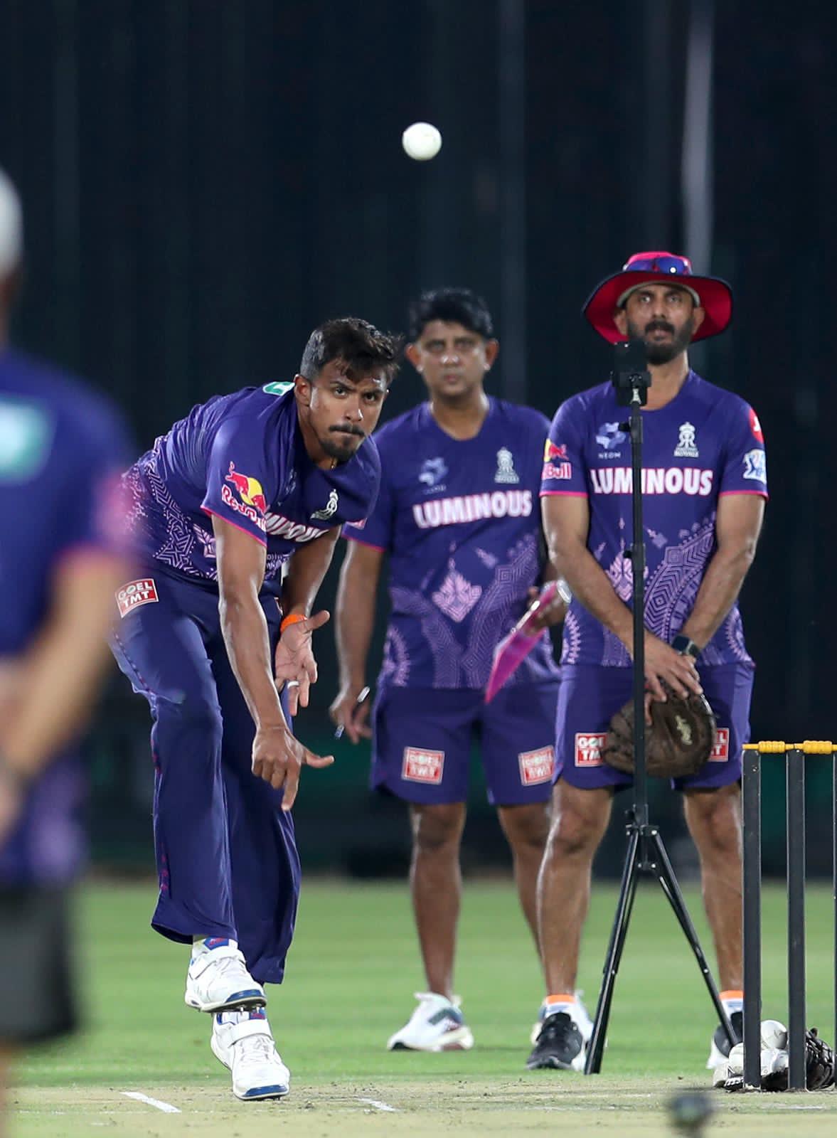 बोलिंग प्रैक्टिस के दौरान राजस्थान के बोलर्स ने वैभव सूर्यवंशी का सामना किया।