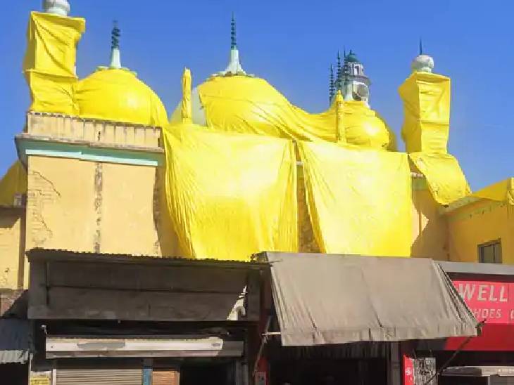 ਸ਼ਾਹਜਹਾਨਪੁਰ ਵਿੱਚ ਲਾਲ ਇਮਿਰਾਈ ਲਾਂਘਾ ਦੀ ਮਸਜਿਦ ਨੂੰ ਕਵਰ ਕੀਤਾ ਗਿਆ ਹੈ.