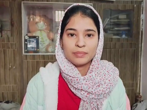 इंजिनीयर आत्महत्या प्रकरण- सासू-मेहुणीला आग्रा येथे अटक: पत्नी निकिता, सासरे-मेहुणी फरार; एक दिवसाआधी हायकोर्टाने फेटाळली होती याचिका मानवच्या आत्महत्येनंतर निकिताने हा व्हिडिओ प्रसिद्ध केला. यामध्ये ती तिचे स्पष्टीकरण देताना दिसत आहे.