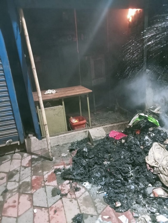 आग लगने से फर्नीचर का सामान जला।