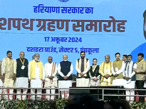 ਅਕਤੂਬਰ ਵਿਚ ਰਾਜ ਦੀਆਂ ਵਿਧਾਨ ਸਭਾ ਚੋਣਾਂ ਵਿਚ ਭਾਜਪਾ ਨੇ 98 ਵਿਚੋਂ 48 ਸੀਟਾਂ ਆਈ.ਈ. ਸੰਪੂਰਨ ਬਹੁਮਤ ਹਾਸਲ ਕੀਤੀ. ਜਿਸ ਤੋਂ ਬਾਅਦ ਪ੍ਰਧਾਨ ਮੰਤਰੀ ਨਰਿੰਦਰ ਮੋਦੀ ਵੀ ਸਹੁੰ ਚੁੱਕ ਸਮਾਰੋਹ ਵਿੱਚ ਆਏ ਸਨ.