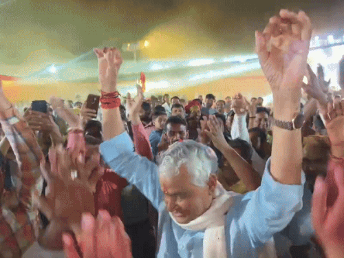 भजन संध्या में अपने प्रशंसकों के साथ डांस करते मंत्री किरोड़ी।