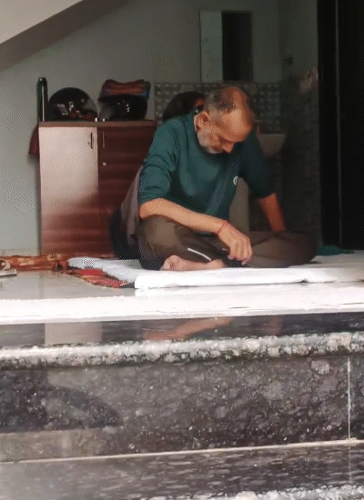 इंजिनीयर आत्महत्या प्रकरण- सासू-मेहुणीला आग्रा येथे अटक: पत्नी निकिता, सासरे-मेहुणी फरार; एक दिवसाआधी हायकोर्टाने फेटाळली होती याचिका हे मानवचे वडील नरेंद्र शर्मा आहेत. त्यांनी स्वतः निकिता आणि तिच्या कुटुंबाविरुद्ध एफआयआर दाखल केला आहे.