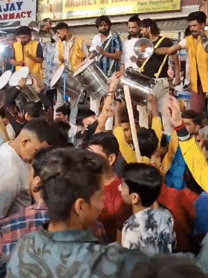 पुष्कर के वराह घाट पर फेस्टिवल के दौरान डांस करते शहरवासी।