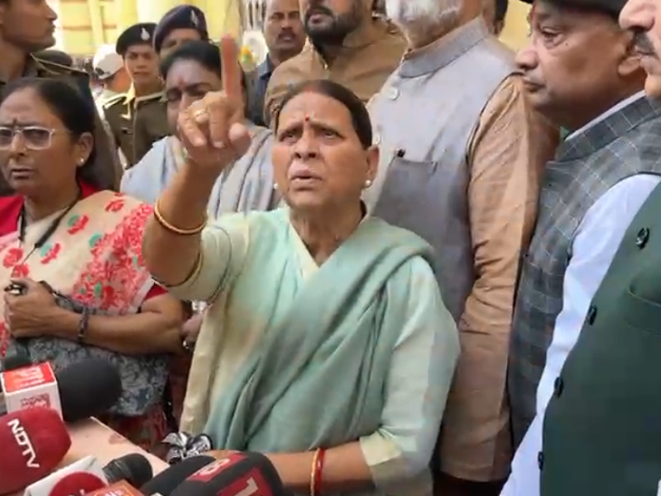 राबड़ी देवी ने कहा- 'CM दूसरों के कहने पर महिलाओं का अपमान करते हैं।'