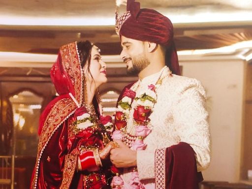 इंजिनीयर आत्महत्या प्रकरण- सासू-मेहुणीला आग्रा येथे अटक: पत्नी निकिता, सासरे-मेहुणी फरार; एक दिवसाआधी हायकोर्टाने फेटाळली होती याचिका हा मानव आणि निकिताच्या लग्नाचा फोटो आहे. दोघांचेही लग्न ३० जानेवारी २०२४ रोजी झाले.