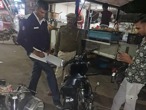 फोटो जोधपुर का है। यहां पुलिस ने सख्ती शुरू कर दी है। होली को देखते हुए यहां सख्ती बढ़ा दी जाएगी।
