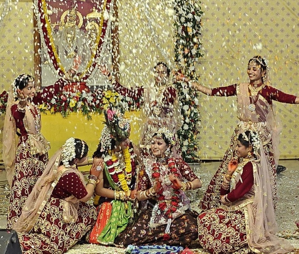 गोविंद देव मंदिर में फाग उत्सव में फूलों से होली खेली गई।