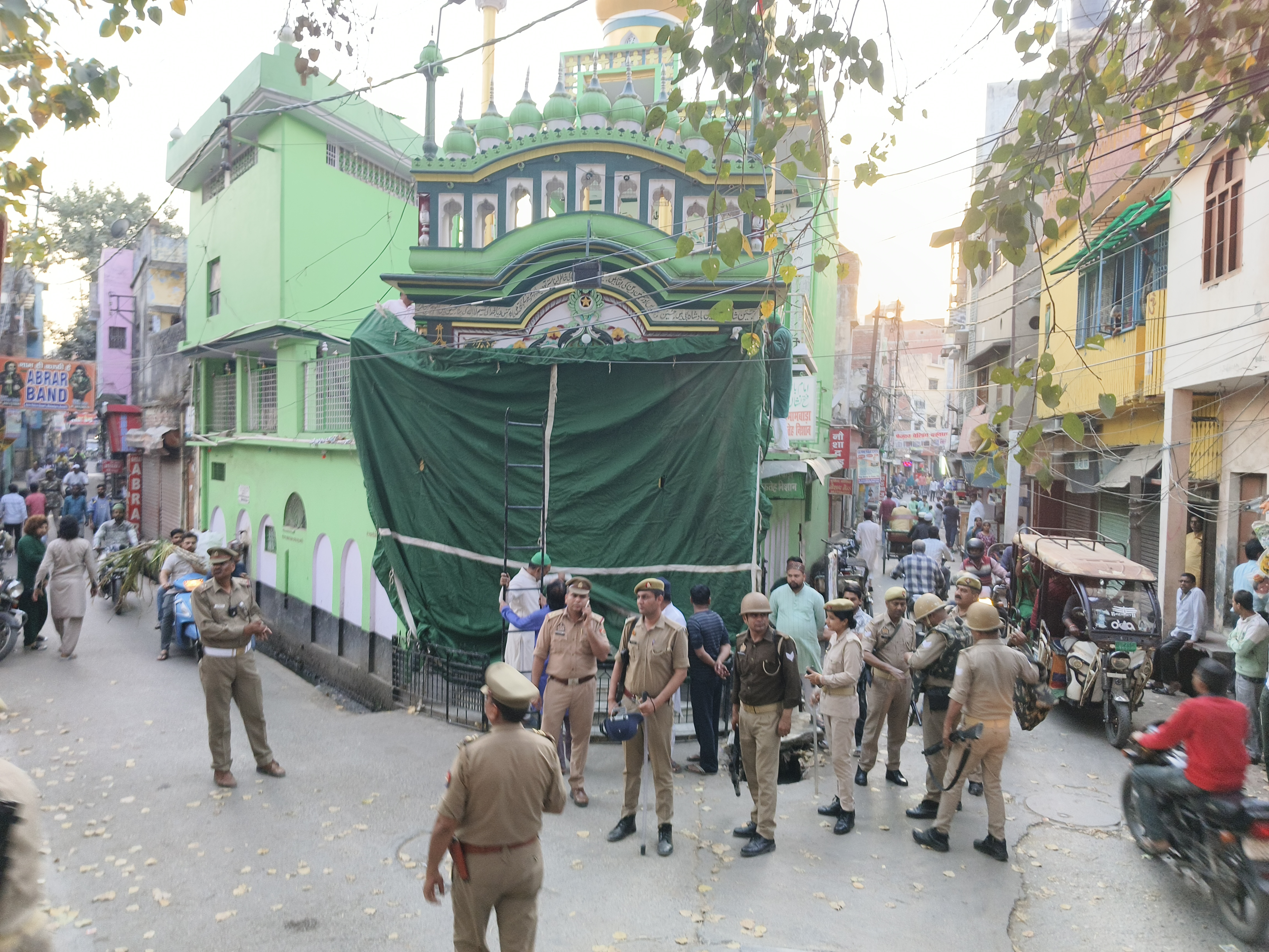 मेहबूबा मुफ्ती म्हणाल्या- योगींनी देशातील वातावरण बिघडवले: यूपीतील मशिदींवर झाकल्याने भडकल्या; देवबंदचे उलेमा म्हणाले- मुस्लिमांनी त्यांच्या घरातच राहावे बरेलीतील मलुकपूर येथील इमामबाडा झाकण्यात आला आहे.