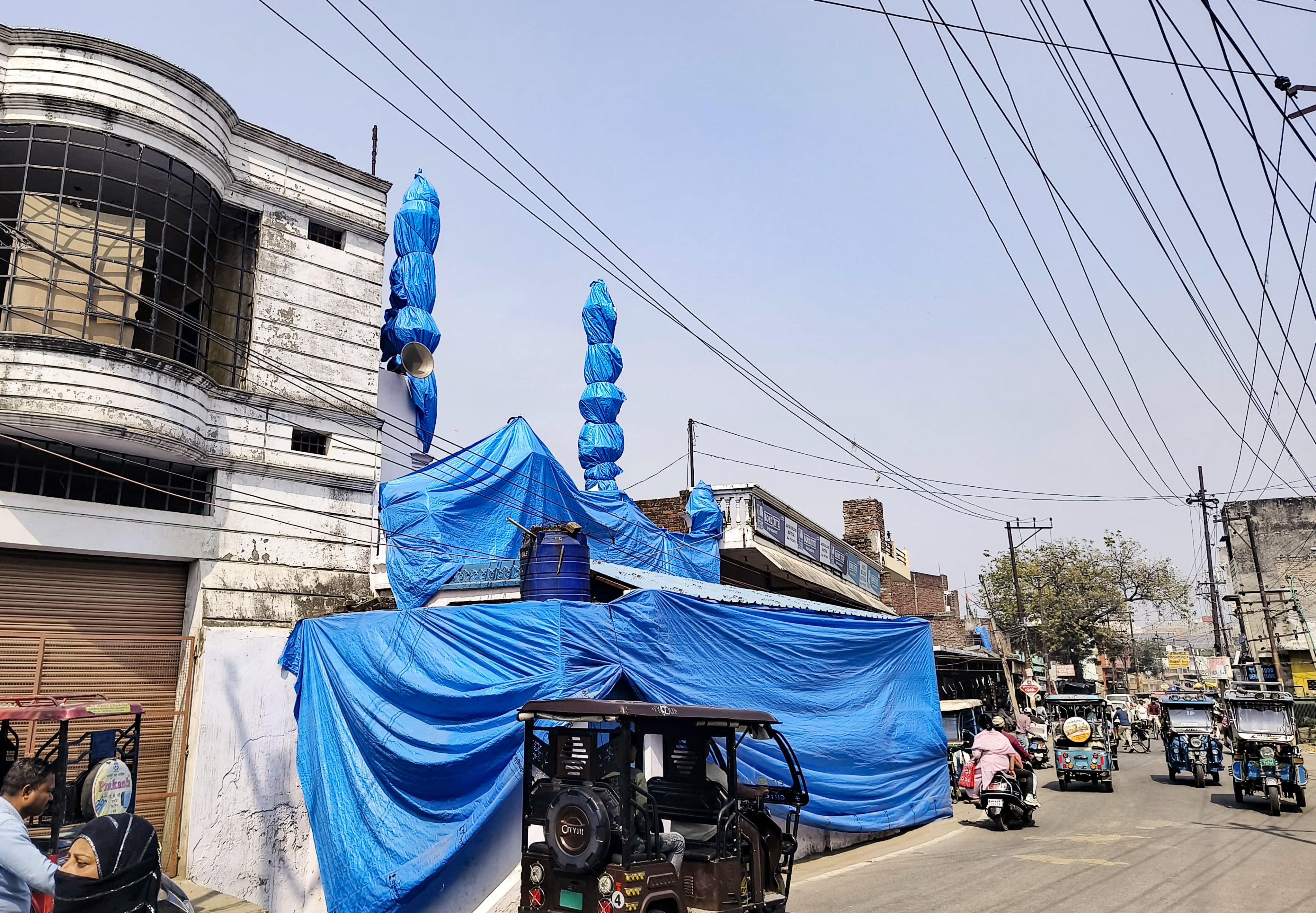 मेहबूबा मुफ्ती म्हणाल्या- योगींनी देशातील वातावरण बिघडवले: यूपीतील मशिदींवर झाकल्याने भडकल्या; देवबंदचे उलेमा म्हणाले- मुस्लिमांनी त्यांच्या घरातच राहावे लाट साहेबांची मिरवणूक या मार्गाने काढली जाईल, रस्त्याच्या कडेला असलेल्या मशिदी ताडपत्रीने झाकण्यात आल्या आहेत.
