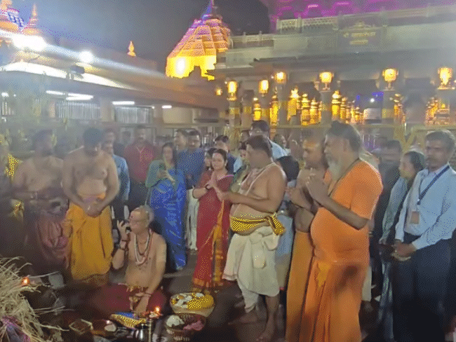 ਹੋਲੀਕਾ ਮੰਦਰ ਦੇ ਬਾਹਰ ਕੰਡੋਮ ਤੋਂ ਬਣਾਇਆ ਗਿਆ ਸੀ. ਪੁਜਾਰੀ ਪਰਿਵਾਰ ਨੇ ਪੂਜਾ ਕੀਤੀ.