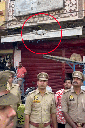 मेहबूबा मुफ्ती म्हणाल्या- योगींनी देशातील वातावरण बिघडवले: यूपीतील मशिदींवर झाकल्याने भडकल्या; देवबंदचे उलेमा म्हणाले- मुस्लिमांनी त्यांच्या घरातच राहावे प्रयागराजमध्ये पोलिस ड्रोनच्या साहाय्याने लक्ष ठेवत आहेत.