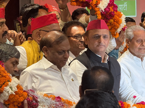 अखिलेश म्हणाले- मुख्यमंत्री तीस मार खान: स्वतःचे निरोपाचे गाणे गाताहेत; पोलिसांना बेईमान बनवले समाजवादी पक्षाच्या कार्यकर्त्यांनी अखिलेश यादव यांचे पुष्पहार घालून स्वागत केले.