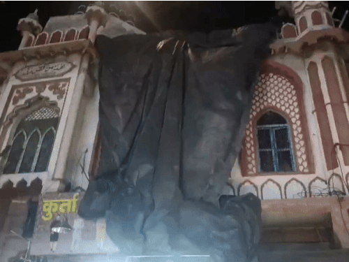 मेहबूबा मुफ्ती म्हणाल्या- योगींनी देशातील वातावरण बिघडवले: यूपीतील मशिदींवर झाकल्याने भडकल्या; देवबंदचे उलेमा म्हणाले- मुस्लिमांनी त्यांच्या घरातच राहावे अलीगढमध्ये मशिदीला काळ्या ताडपत्रीने झाकले जात आहे.