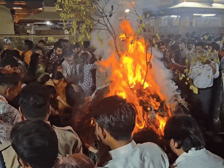 ਹੋਲਿਕਾ ਦਾਨ ਮਹਾਕਾਲ ਮੰਦਰ ਵਿਖੇ ਪੂਜਾ ਤੋਂ ਬਾਅਦ ਪੇਸ਼ ਕੀਤਾ ਗਿਆ ਸੀ.