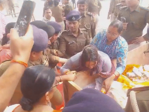 ਏਸੀ ਪਤੀ ਦੇ ਸਰੀਰ ਨਾਲ ਰੋ ਰਹੀ ਹੈ.