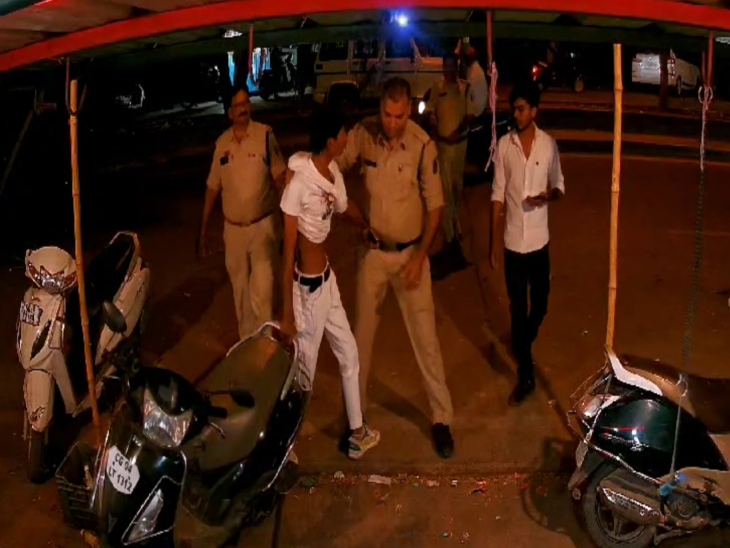 इस मामले में पीड़ित का कहना है कि न्याय नहीं मिलने पर वह पुलिस अफसरों से मामले की शिकायत करेगा। - Dainik Bhaskar