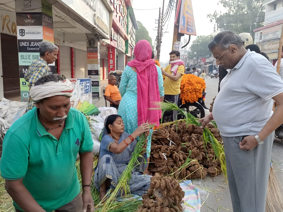 गाजियाबाद में होली पूजन के लिए खरीददारी करते हुए ग्राहक। - Dainik Bhaskar
