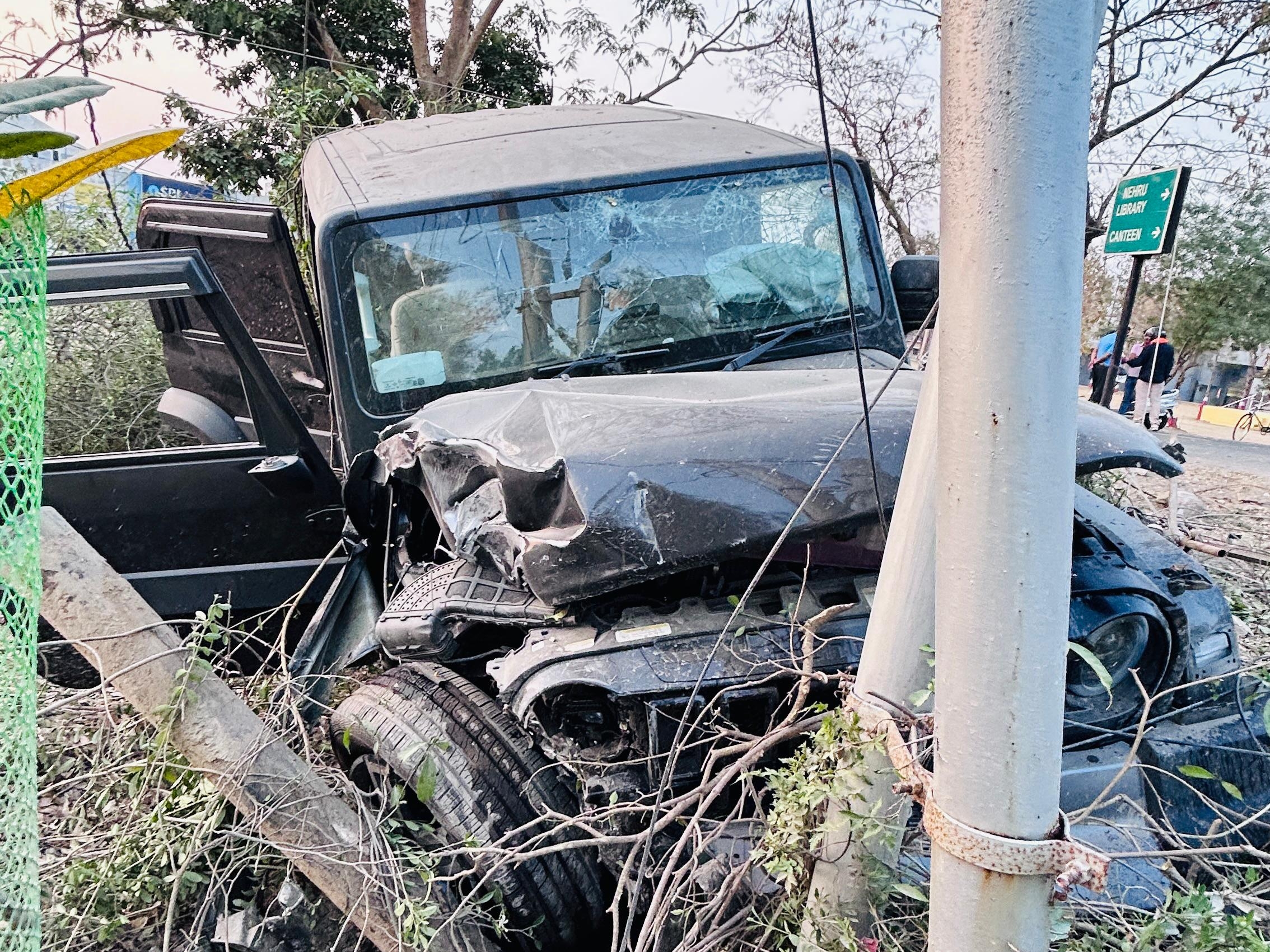 High speed Thar collided with electric pole in university