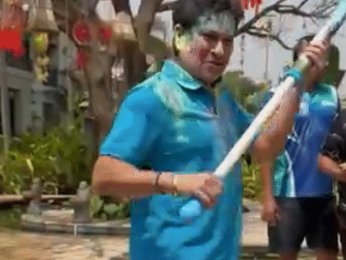 इस साल छत्तीसगढ़ में होली मना रहे क्रिकेटर सचिन तेंदुलकर।